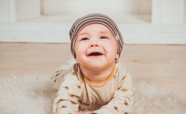 Manipulues të vegjël: Bebet mësojnë se si të qeshin ëmbël për t’i kontrolluar të rriturit