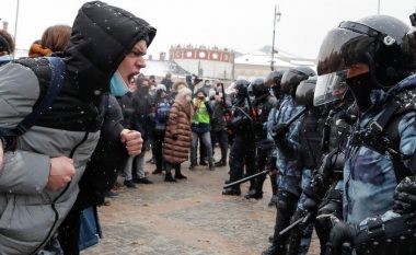 Policia ruse arreston mbi 2 mijë protestues të opozitës që kërkojnë lirimin e Navalnyt