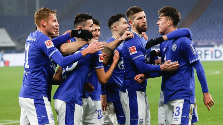 Schalke ‘thyen mallkimin’, fiton pas 30 ndeshjeve