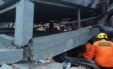 Një tërmet i fuqishëm godet Indonezinë – ka të vdekur, të lënduar dhe ndërtesa të shembura