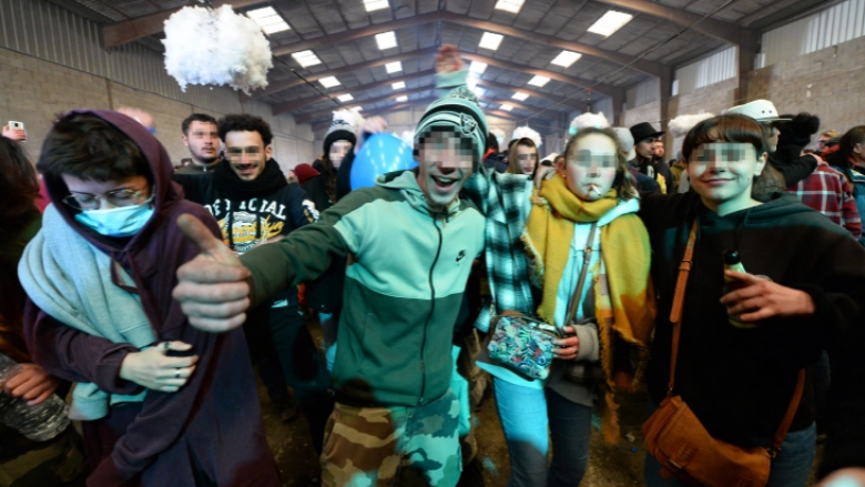 Alarm për përhapjen e COVID-19 në Francë ndërsa mijëra njerëz marrin pjesë në një ‘festë të paligjshme’ të Vitit të Ri