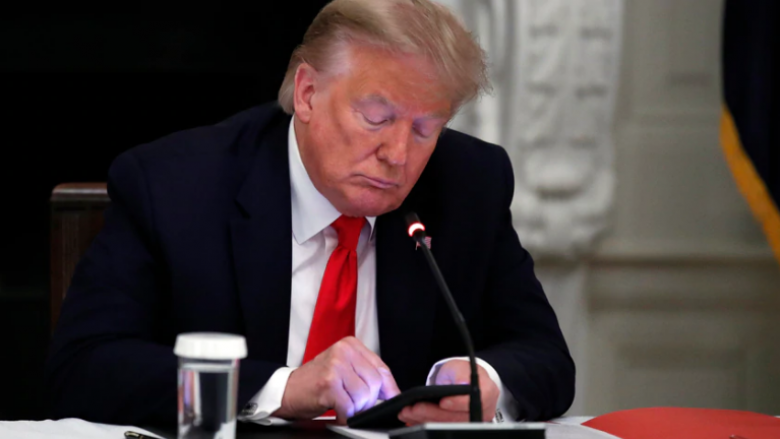 Twitter bllokon përgjithmonë Trumpin – presidenti thotë se është në bisedime me platforma të tjera, ose mund të nisë të tijën