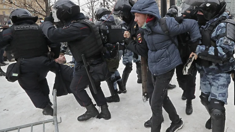 Për shkak të arrestimeve masive të protestuesve, nuk kishte vende në burgjet e Moskës