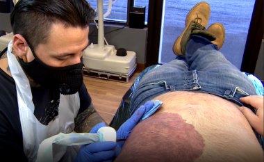 Babai kalon më shumë se 30 orë duke bërë tatuazh shenjën e lindjes së djalit për ta ngushëlluar