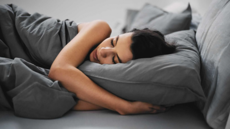 Si mund t’ju ndihmojë gjumi në humbjen e peshës