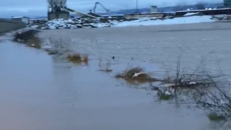 Disa magjistrale në Kosovë bllokohen nga reshjet e shiut, njofton Ministria e Infrastrukturës
