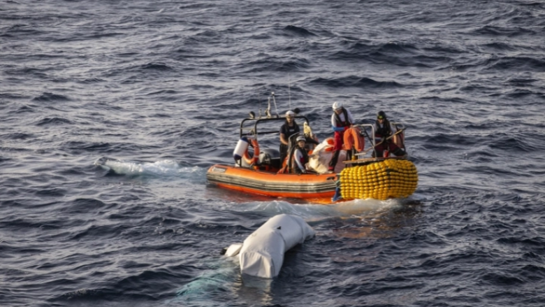 Mbytën 43 migrantë, dhjetë shpëtohen në Libi