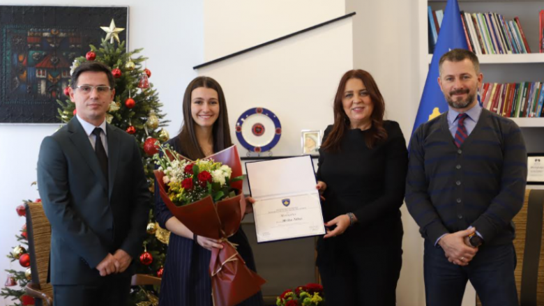 Ministrja Dumoshi i ndau mirënjohje alpinistes Mrika Nikçi