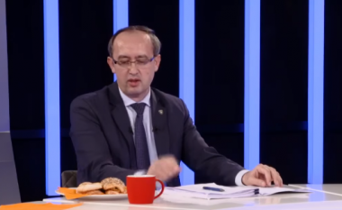 Live në një intervistë televizive, Avdullah Hotit i shërbehet sendviq