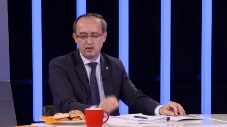 Live në një intervistë televizive, Avdullah Hotit i shërbehet sendviq