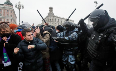 Gruaja e shkelmuar nga policia ruse bëhet simbol i protestës anti-Kremlin