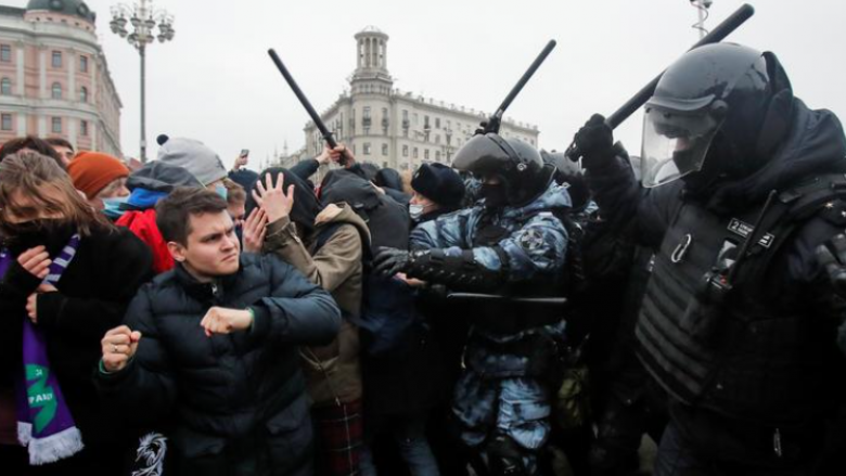 Gruaja e shkelmuar nga policia ruse bëhet simbol i protestës anti-Kremlin