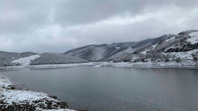 Pas reshjeve të shiut e borës, rritet niveli i ujit në Batllavë e Badovc
