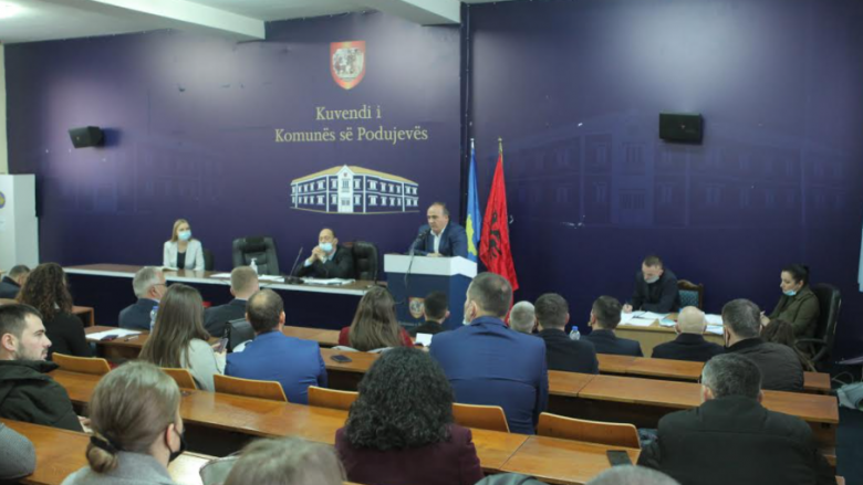 Kuvendi komunal i Podujevës ndihmon familjen e këshilltarit Blerim Maçastena, të arrestuar nga policia serbe