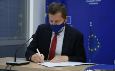 Ambasadori i BE-së në Kosovë nënshkruan tri projekte me vlerë 11.8 milionë euro