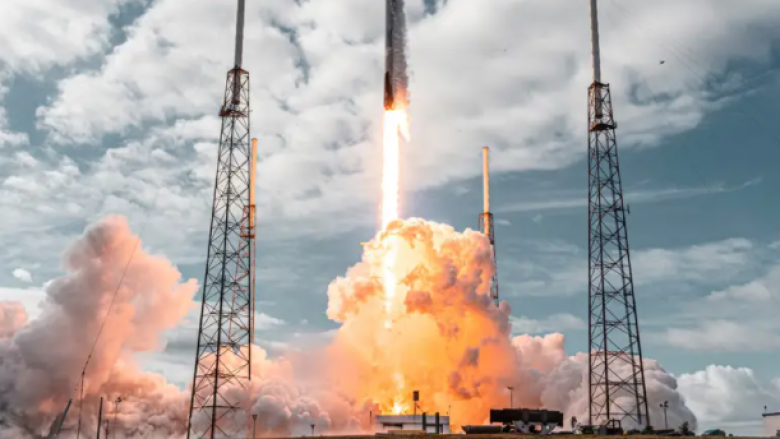 Musk thyen rekorde: 143 satelitë u lëshuan në një raketë