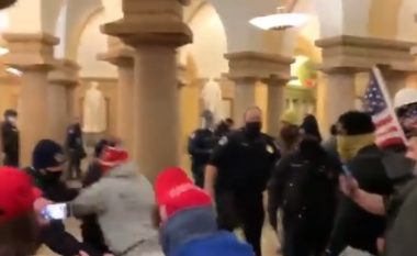 Rrahje masive mes mbështetësve të Trumpit dhe policisë brenda Kongresit Amerikan