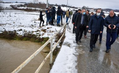 Vërshimet në Kosovë – Hoti thotë se ditëve në vazhdim do të bëhet vlerësimi i dëmeve