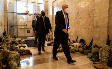 Trupat amerikane duke fjetur në Kongres për herë të parë që nga Lufta Civile