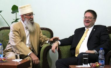 Ambasadori britanik ngushëllon për vdekjen e kryetarit të komunitetit bektashi
