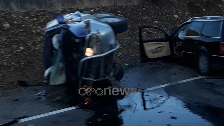 Përplasen dy makina nga Kosova në Rrugën e Kombit, mbesin të lënduar dy persona