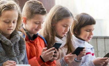 Kur është mosha e duhur që prindërit t’u blejnë fëmijëve një celular?