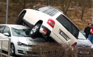 Pyetja që shtrohet është: Si arriti të kryejë këtë ‘manovër’, shoferi i Mercedesit!?