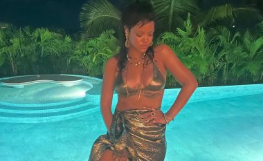 Rihanna shkëlqen në rroba banje metalike dhe fund ngjyrë ari