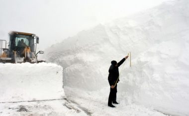 Trashësia e borës deri në 5 metra në një provincë të Turqisë