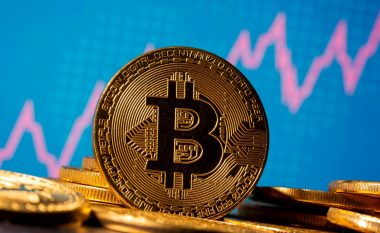 Në tregun e kriptovalutave, çmimi i Bitcoinit ngjitet në rreth 43 mijë dollarë