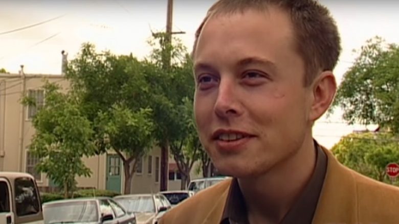 Në vitin 1999, Elon Musk bleu veturën e parë super sportive