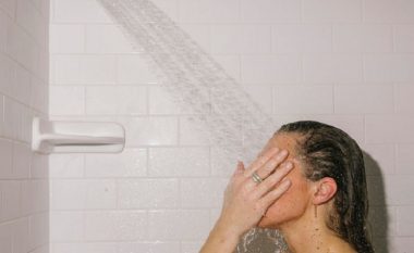 Gruaja ndez debatin mbi mënyrën ‘e saktë’ për të dush