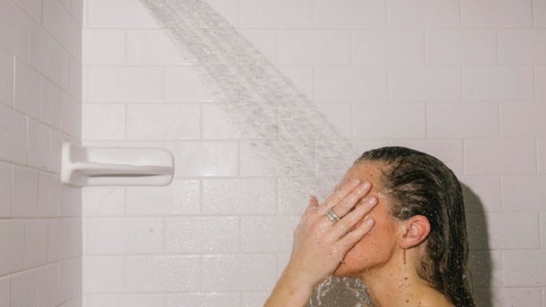 Gruaja ndez debatin mbi mënyrën ‘e saktë’ për të dush