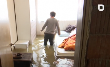 E ndërtuar nga bamirësit, shtëpia e familjes 19 anëtarëshe dëmtohet rëndë nga përmbytjet