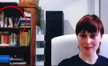 Gruaja bëhet virale pasi u shfaq në TV me një lodër të seksit pas vetes