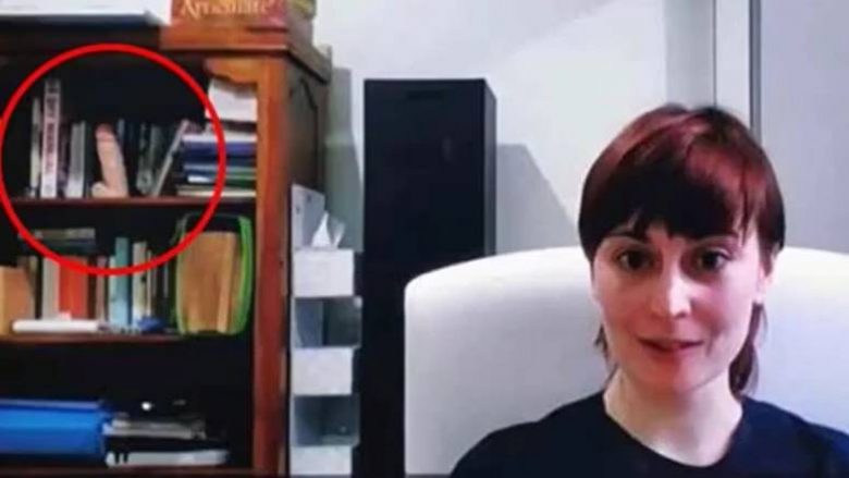 Gruaja bëhet virale pasi u shfaq në TV me një lodër të seksit pas vetes