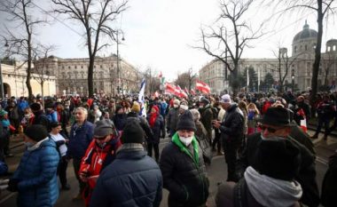 Marshim kundër masave shkaku i pandemisë – Policia arreston disa protestues në Vjenë