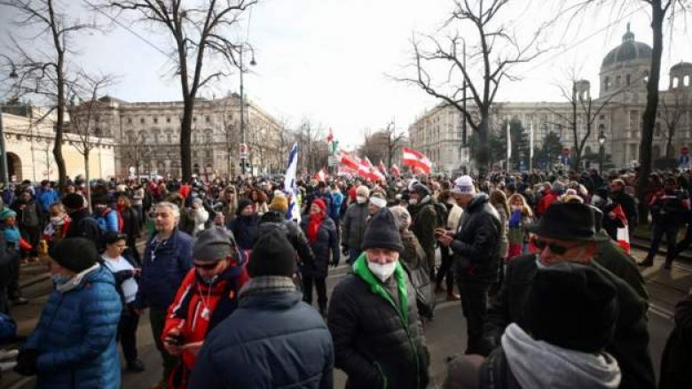 Marshim kundër masave shkaku i pandemisë – Policia arreston disa protestues në Vjenë