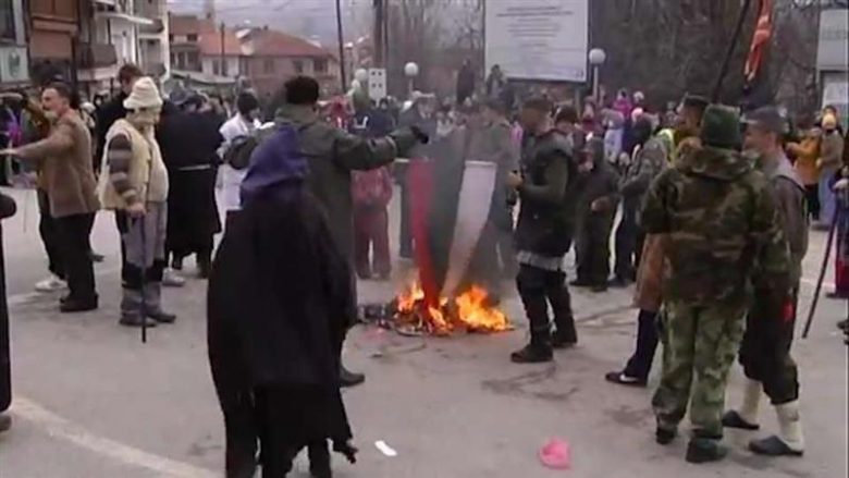 MPB arrestoi tre persona për djegien e flamurit bullgar në Vevçani