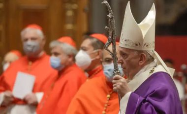 Papa me dekretin e ri rrit rolin e grave në Kishë: Nga folëse në altar tek kryerja e lutjeve