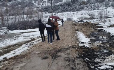 Dëmtohet rruga në Graboc të Fushë Kosovës, banorët e rregullojnë vetë
