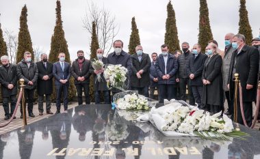 Delegacioni i LDK-së homazhe te varri i Fadil Feratit, Hoti: Shtyllë e organizimit të LDK-së