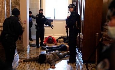 Rreth 70 persona janë arrestuar pas trazirave në Capitol, polici që vrau gruan është suspenduar