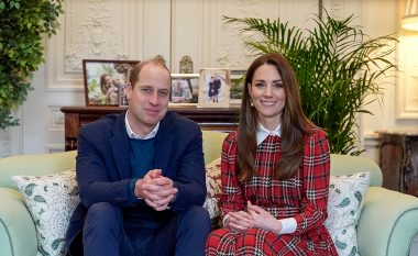 Kate Middleton shfaqet pak më larg stilimit voluminoz të flokëve në paraqitjen e fundit