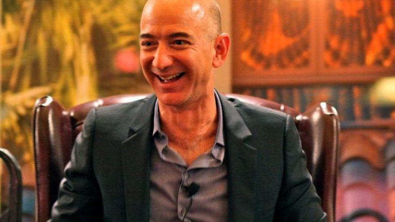 Jeff Bezos rimerr titullin e personit më të pasur në botë