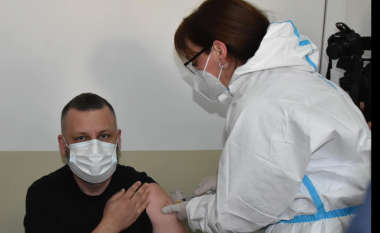 Ministri serb në Qeverinë e Kosovës merr vaksinën antiCOVID-19 në Kurshumli të Serbisë