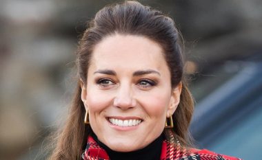 Pamja ndryshe e Kate Middleton do t’ju bëjë ta rimendoni takimin tek floktari