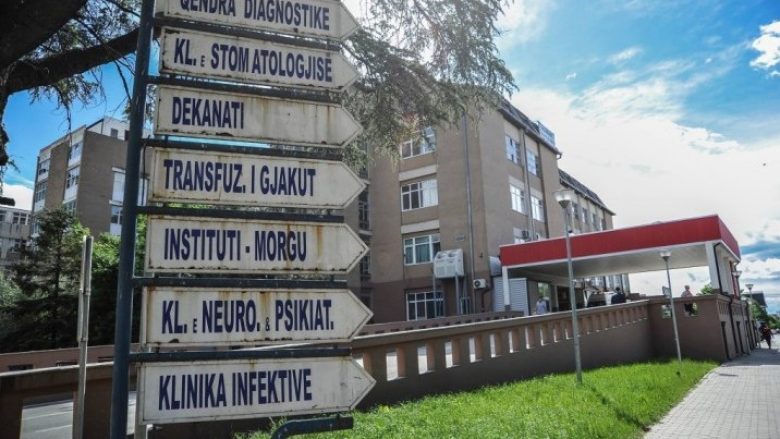 Parandalohet hedhja e një personi nga kulmi i Klinikës së Psikiatrisë në Prishtinë, lëndohen tre policë