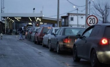Në Merdare, bashkatdhetarët po presin deri në 30 minuta për të dalë nga Kosova