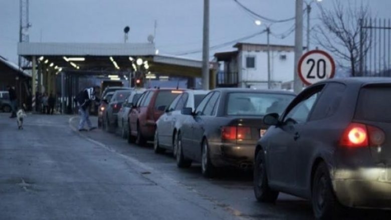 Në Merdare, bashkatdhetarët po presin deri në 30 minuta për të dalë nga Kosova